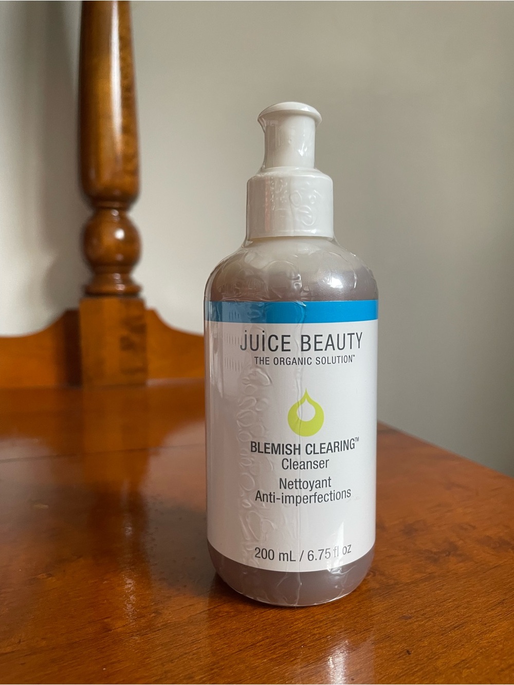 Juice Beauty Blemish Clearing Cleanser – White with Blue Accent and Lime Logo